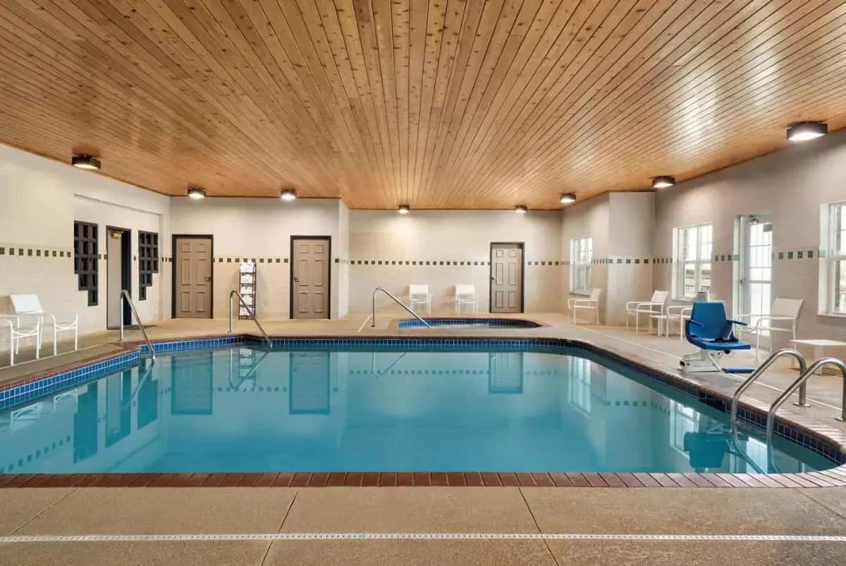In-room hot tub at Country Inn & Suites by Radisson, Kansas City at Village West, KS in Kansas City, KS