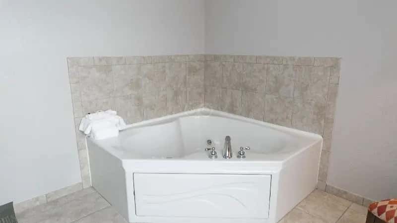 In-room hot tub at Country Inn & Suites by Radisson, Kansas City at Village West, KS in Kansas City, KS