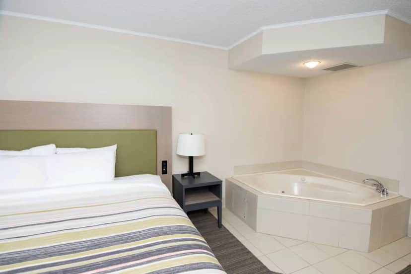 Private in-room jacuzzi at Country Inn & Suites by Radisson, Lehighton-Jim Thorpe, PA