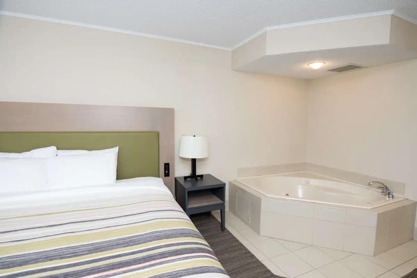 Hotels with jacuzzi in room in Lehighton