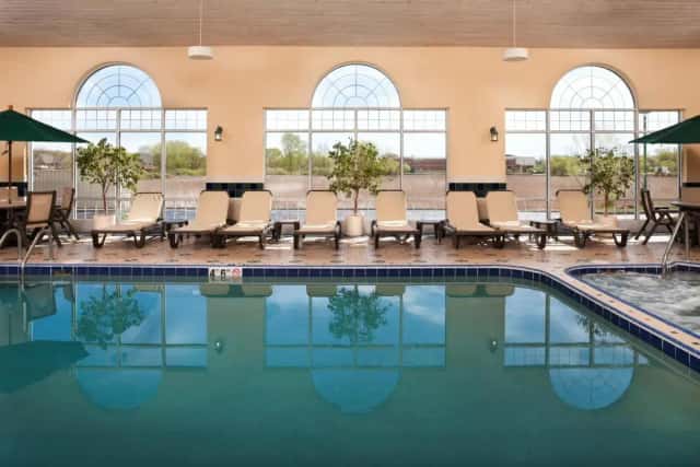Country Inn & Suites by Radisson, Milwaukee West (Brookfield), WI — guest room