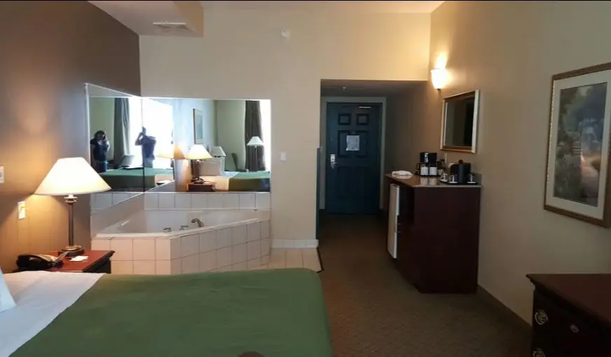In-room hot tub at Country Inn & Suites by Radisson, Newport News South, VA in Newport News, VA
