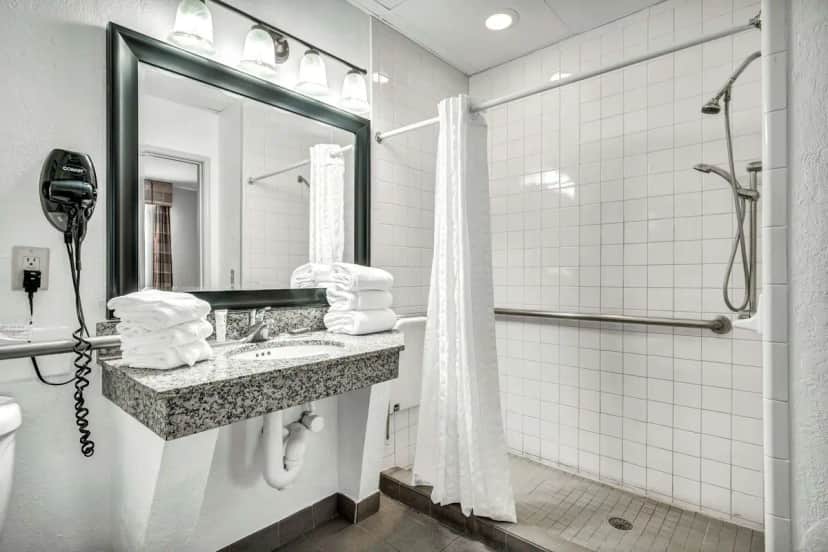 Country Inn & Suites by Radisson, Oklahoma City at Northwest Expressway, OK — bathroom