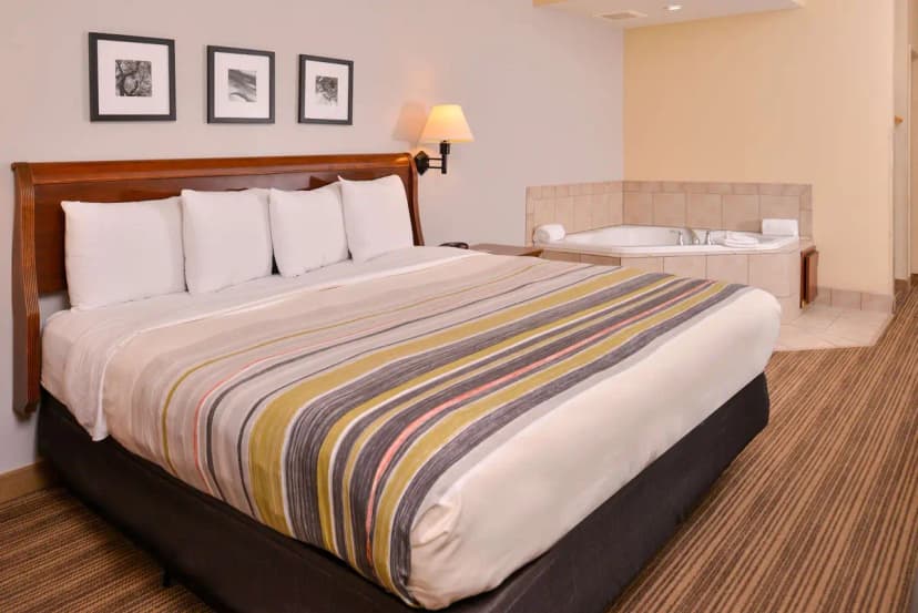Hotels with jacuzzi in room in Carter Lake