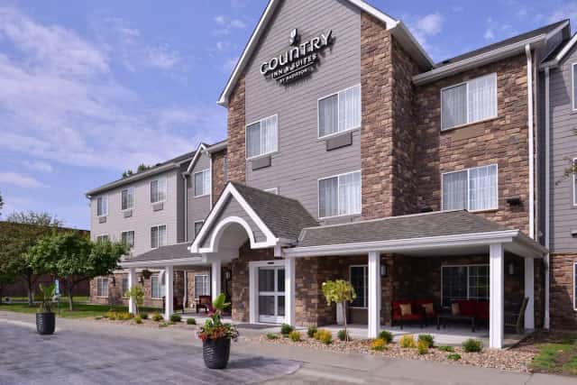 Country Inn & Suites by Radisson, Omaha Airport, IA — guest room