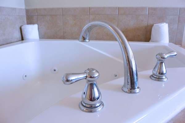 Hotels with jacuzzi in room in Peoria