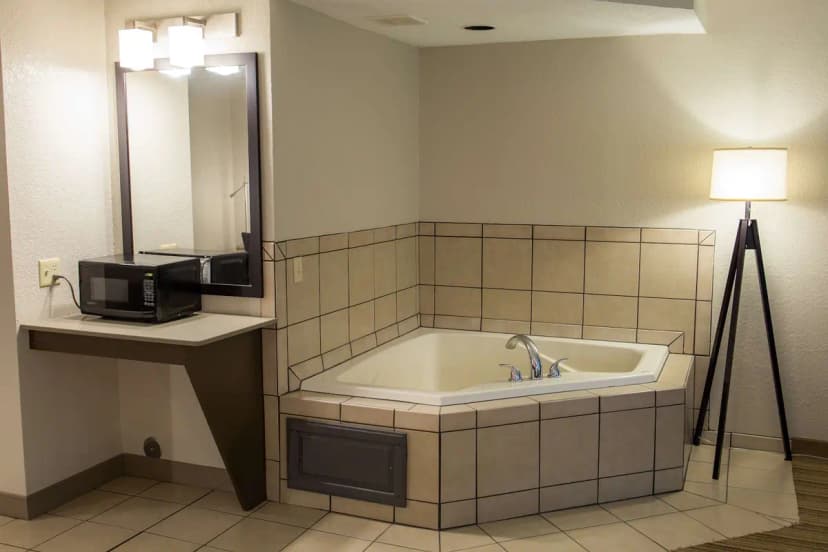 Hotels with jacuzzi in room in Platteville