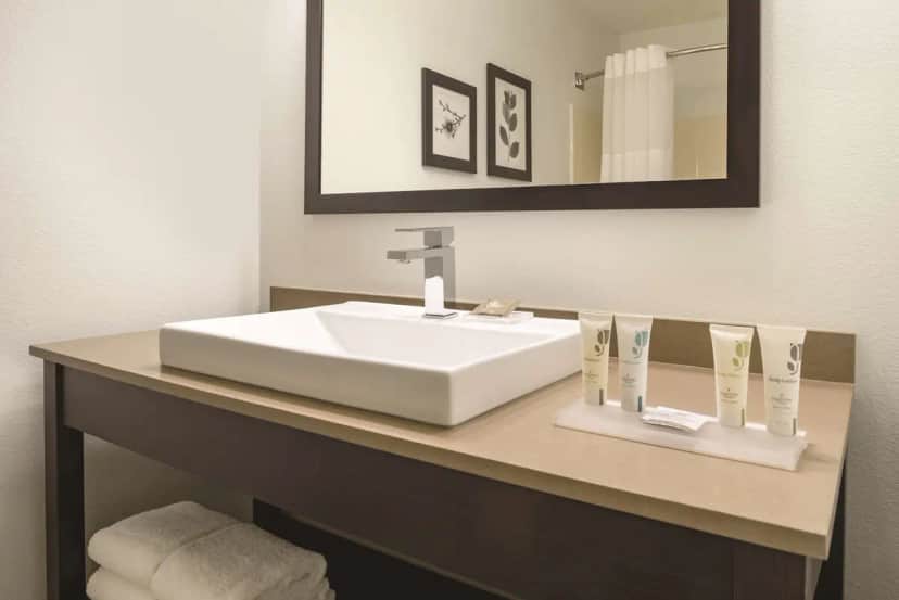 Country Inn & Suites by Radisson, Romeoville, IL — bathroom