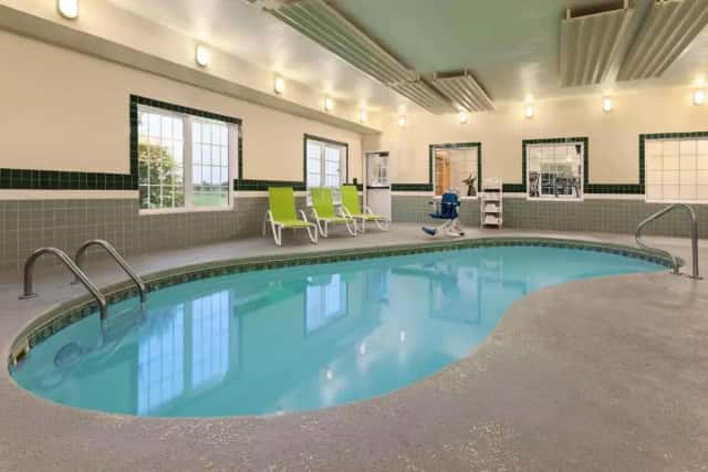 Country Inn & Suites by Radisson, Salina, KS — guest room