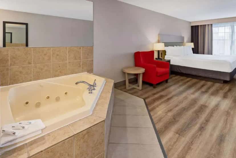 In-room hot tub at Country Inn & Suites by Radisson, Salisbury, MD in Salisbury, NC