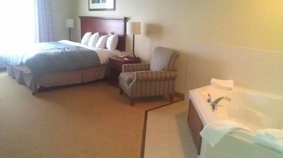 Hotels with jacuzzi in room in Shoreview