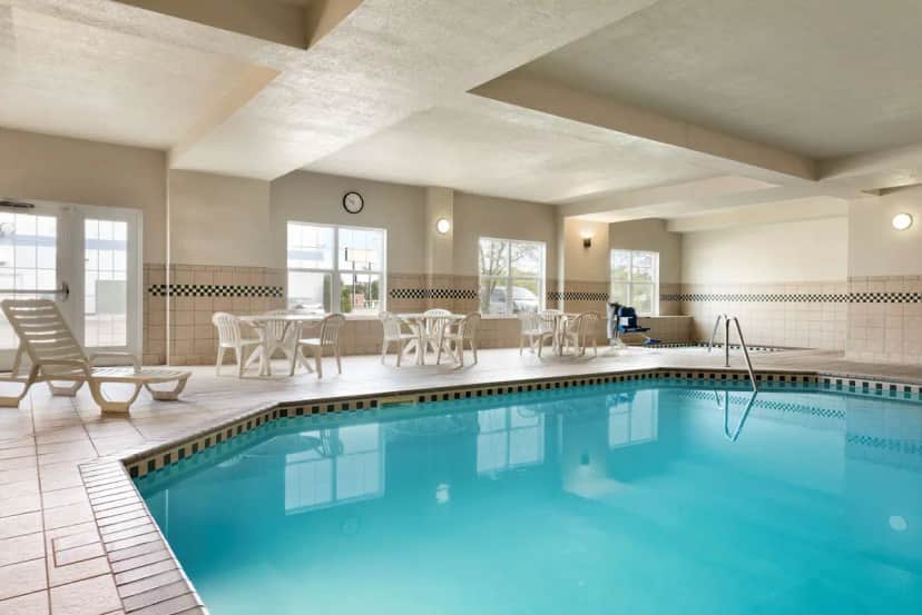 Country Inn & Suites by Radisson, St. Cloud East, MN — pool