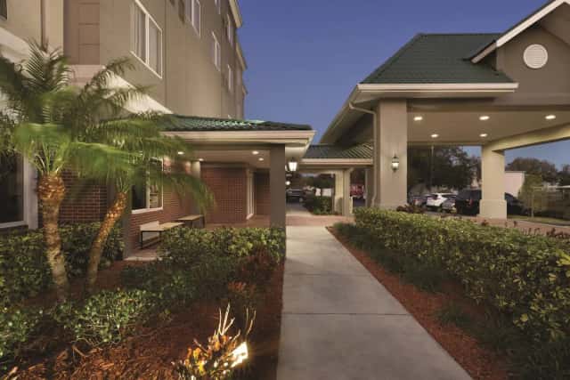 Country Inn & Suites by Radisson, St. Petersburg - Clearwater, FL — guest room