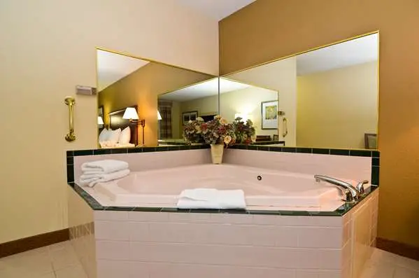 Hotels with jacuzzi in room in Stevens Point