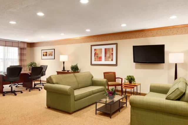Country Inn & Suites by Radisson, Sycamore, IL — guest room