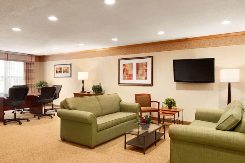 Country Inn & Suites by Radisson, Sycamore, IL — suite