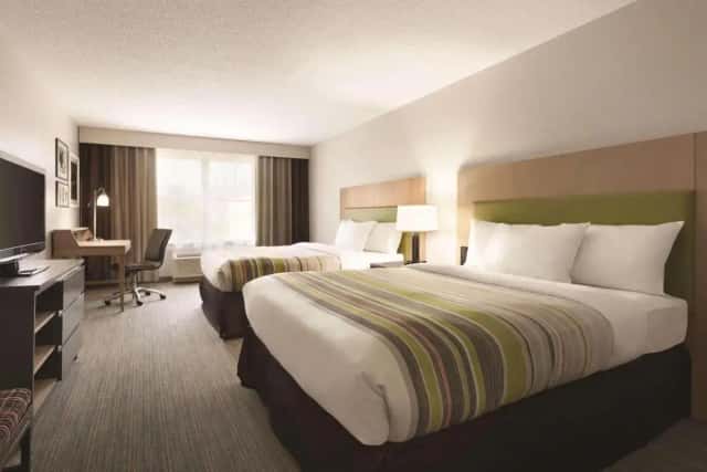 Country Inn & Suites by Radisson, Washington, D.C. East - Capitol Heights, MD — guest room