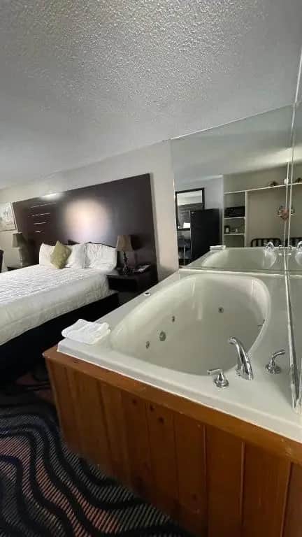 Private in-room jacuzzi tub in the King Room with Spa Bath at Country Town N’ Suites