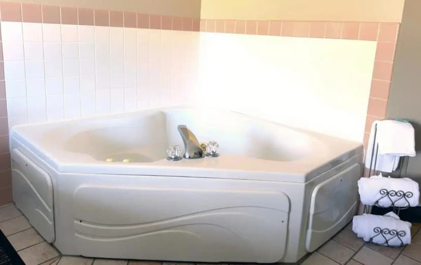 Hotels with jacuzzi in room in Lanesboro