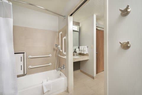 Deep soaking bathtub