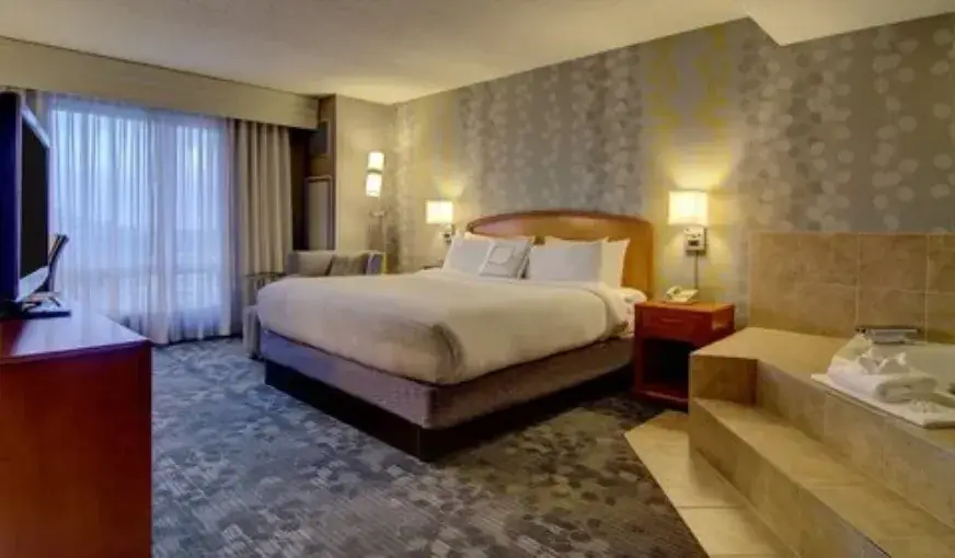 Hotels with jacuzzi in room in Mclean
