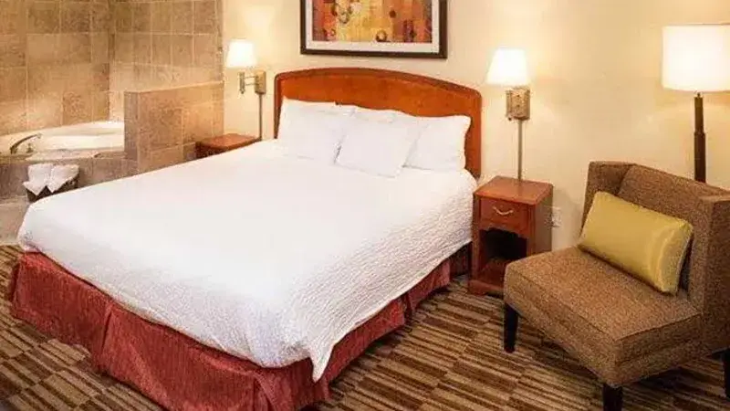 Hotels with jacuzzi in room in Woburn