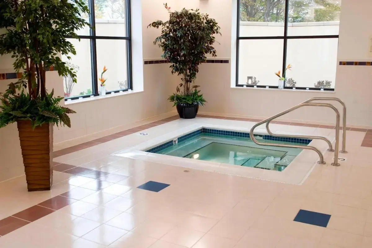 Hotels in North Canton with a jacuzzi in the room