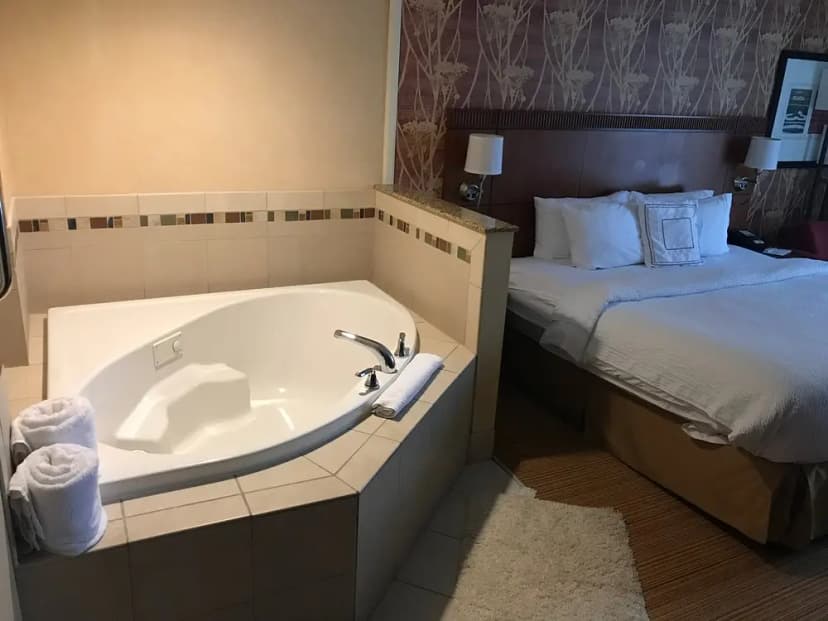 Hotels with jacuzzi in room in North Canton