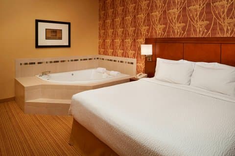 Hotels with jacuzzi in room in Utica