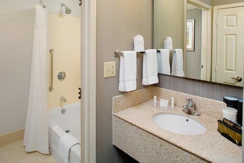 Hotels in Durham with a jacuzzi in the room