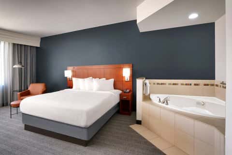 Jetted bathtub