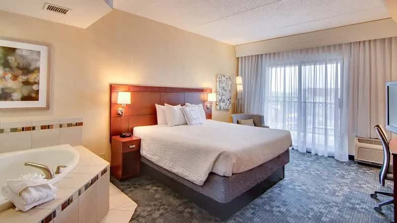 In-room hot tub at Courtyard Rochester Mayo Clinic Area/Saint Marys in Rochester, MN