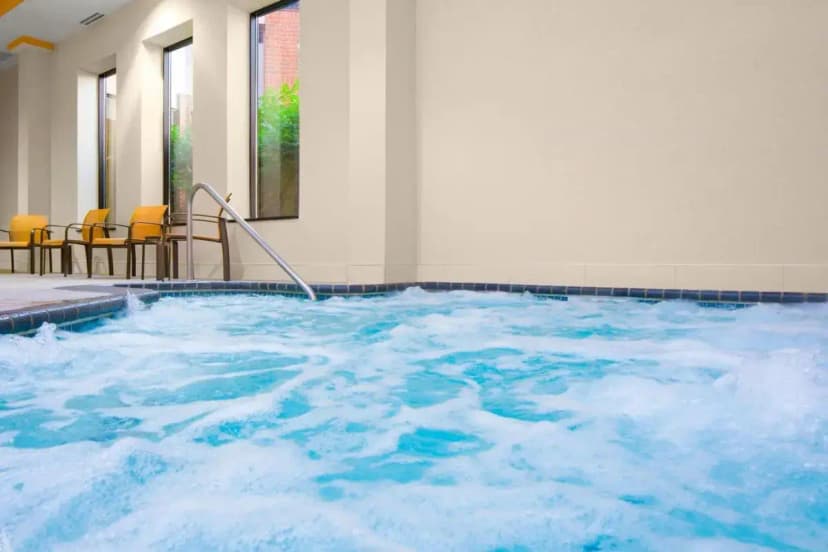 Hotels with jacuzzi in room in Saint Cloud