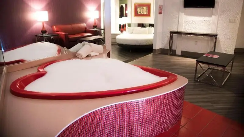 Hotels with jacuzzi in room in Lakeville