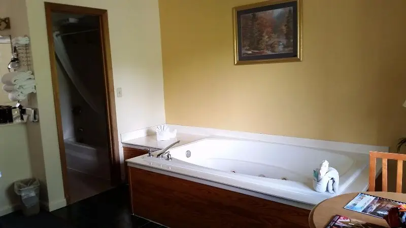 In-room hot tub at Creekstone Inn in Pigeon Forge, TN