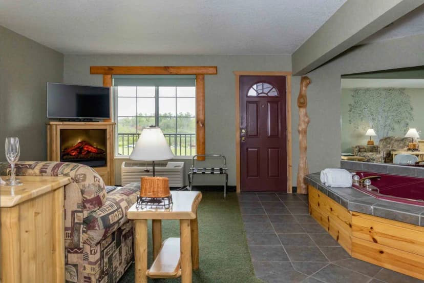 Hotels with jacuzzi in room in Alanson