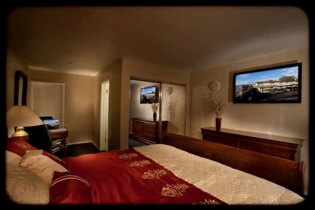 Crystal Lodge Motel — guest room