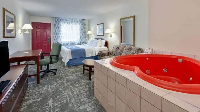 Days Inn & Suites by Wyndham Bentonville — suite