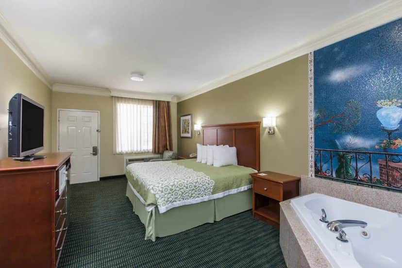 Days Inn & Suites by Wyndham Big Spring — suite