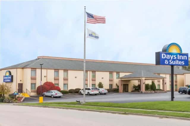 Days Inn & Suites by Wyndham Bloomington/Normal IL — guest room