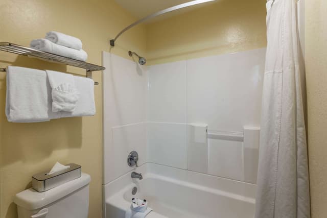 Deep soaking bathtub