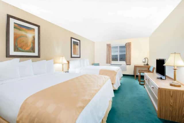 Days Inn & Suites by Wyndham Fargo 19th Ave/Airport Dome — guest room