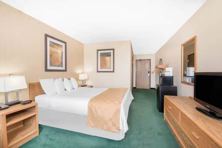 Days Inn & Suites by Wyndham Fargo 19th Ave/Airport Dome — guest room