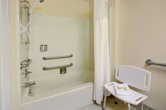 Deep soaking bathtub