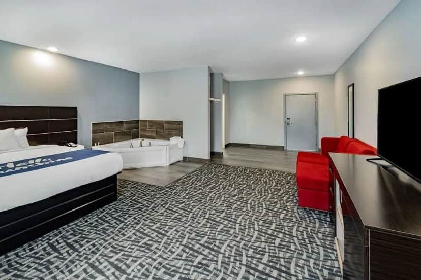 Days Inn & Suites by Wyndham Horn Lake/Memphis Graceland — suite