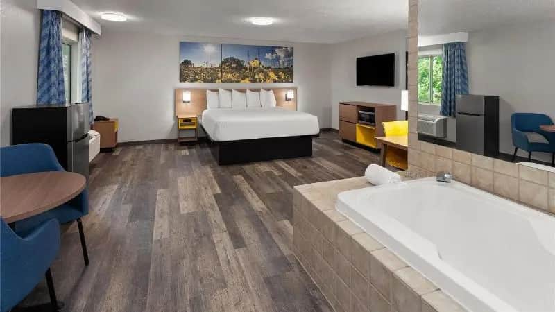 Days Inn & Suites by Wyndham Kaukauna WI hotel photo 1 in Kaukauna, Wisconsin