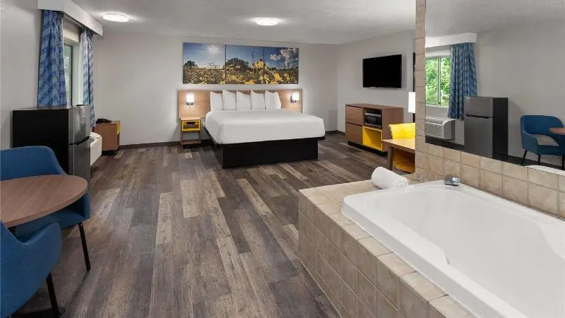 Hotels with jacuzzi in room in Kaukauna