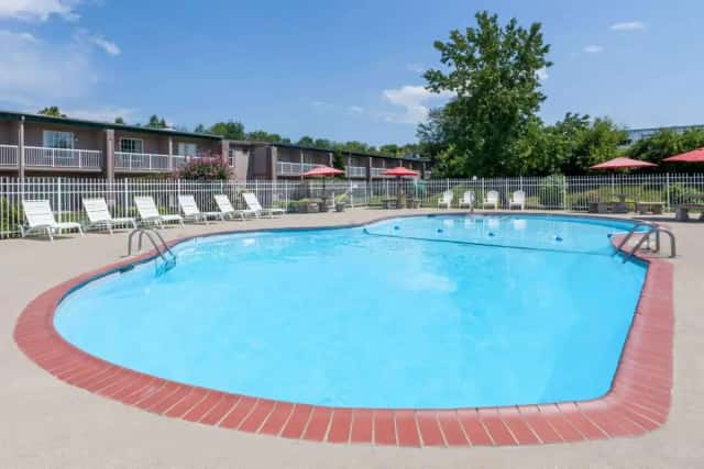 Days Inn & Suites by Wyndham Lexington — guest room