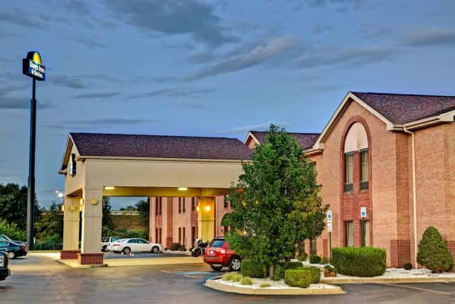 Days Inn & Suites by Wyndham Louisville SW — guest room