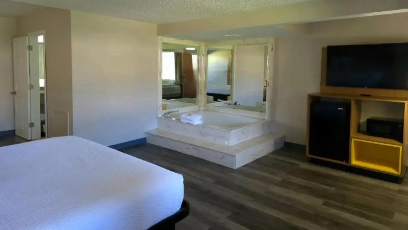 Days Inn and Suites by Wyndham Port Huron — suite